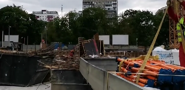 Наши чугунные замки на строительном объекте клиента Наши чугунные замки на строительном объекте клиента