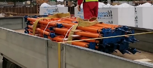 Доставляем двухуровневые подкосы клиенту на стройплощадку Доставляем двухуровневые подкосы клиенту на стройплощадку